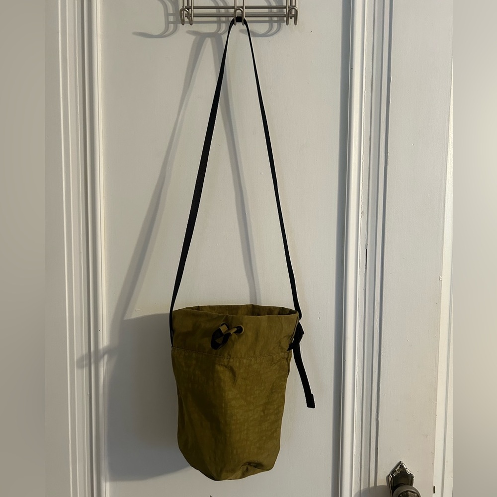medium baggu green bucket crossbody bag